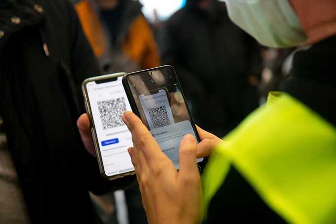 В Петербурге начали пускать в торговые центры и общепит только по QR-кодам